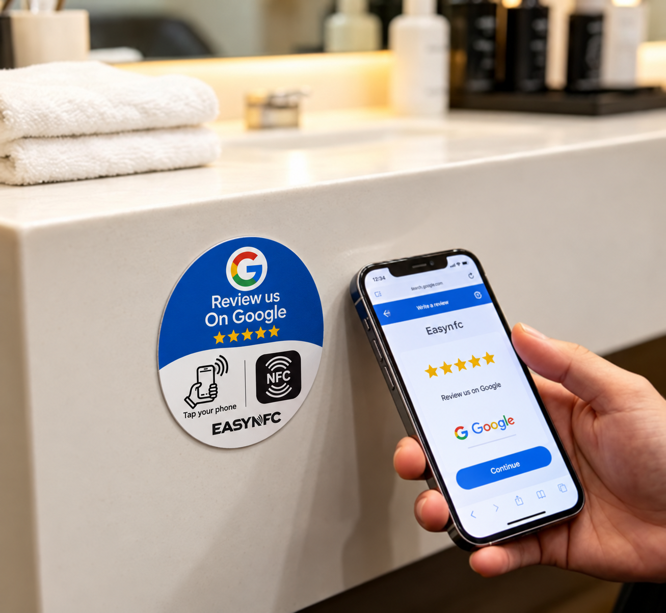 매장에 부착한 EASY NFC 스티커에 스마트폰을 가까이 대는 사용 예시